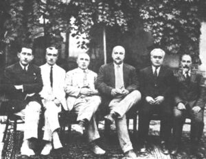 هیئت موسسان آلیک،پنج سال اول،از راست به چپ:هووسپ تادئوسیان،اولین سردبیر هفته نامه آلیک،دکتر وارطان هوانسیان،اولین صاحب امتیاز آلیک،دکتر هاروتیون استپانیان رئیس هیئت مدیره،یقیشه ایشخانیان مشاور،استپان خانبابیان مسئول چاپ و نشر و امور مالی،هامبارتسوم گریگوریان،مشاور