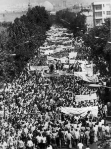 صحنه ای از تظاهرات میلیونی ملت ایران بر علیه نظام سلطنتی در ایران،1979م / 1357ش