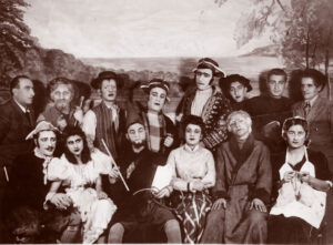 نخستین گروه نمایش باشگاه آرارات،به کارگردانی موشق هوانسیان در تالار مدرسه سن لوئی 1325ش