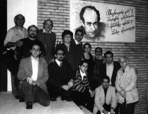 گروه نمایش خدایان کهن،به کارگردانی کیتوش آرزومانیان (ایستاده از وسط) در پانزدهمین سالگرد درگذشت آرامائیس آقامالیان 1379ش