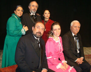 تصویری از سورن مناساکانیان (نشسته از سمت راست) مرحوم آرا اصلانیان (نشسته از سمت چپ)