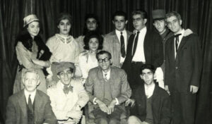 شاهین سرکسیان (نشسته در وسط) همراه با گروه نمایش ناموفق ها،1341ش