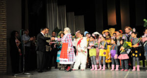 گروه نمایشی شانت و شانتیک،به کارگردانی روبیک م.پطروسیان،(ردیف دوم نفر اول از سمت راست)،1390ش