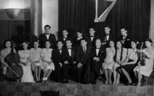 گروه تک خوانان و نوازندگان باشگاه آرارات،به رهبری روبیک گریگوریان،(نفر ششم نشسته از سمت راست)،1325ش