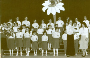 گروه کُر کودکان دزیزرناک باشگاه آرارات،به رهبری هراچوهی ماکاریان،1364ش