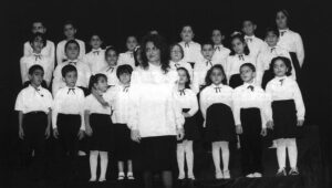 گروه کُر نونهالان ساسونیک،به رهبری آرپینه هاروتونیان،1376ش