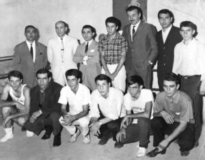 تیم مشت زنی باشگاه آرارات همراه با چند تن از پیشکسوتان بوکس کشور،1346ش.سواک ساگینیان (نفر سوم ایستاده از سمت راست)،پطروس نظربیگیان (نفر دوم ایستاده از چپ)