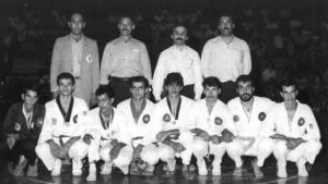 آرمن ماردیروسیان،(نفر اول ایستاده از سمت چپ)،به همراه تیم تکواندو باشگاه آرارات