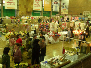 نمایشگاه و فروشگاه سالانه کارهای دستی اعضای انجمن پیش کسوتان در محل باشگاه آرارات 1378ش