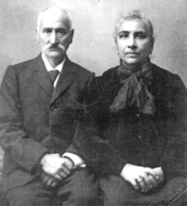 هاکوپ و اندزا،پدر و مادر هراچیا آجاریان