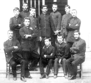 آجاریان در مدرسه کندروناگان (نفر دوم ایستاده از سمت چپ)