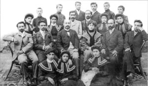 آجاریان به همراه گروهی از دانش آموزان و مدرسان مدرسه ارمنیان شوشی،1904م (نفر دوم نشسته از سمت راست)