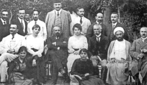 آجاریان به همراه گروهی از مدرسان تهران (نفر دوم ایستاده از سمت راست)