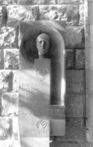 مجسمه نیم تنه آجاریان در بخش ورودی ساختمان خیابان ماشتوتس