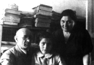 آجاریان در کنار همسرش،سوفی و دخترش کناریک 1946م