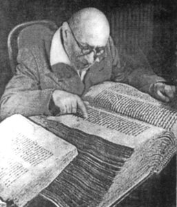 آجاریان در حال مطالعه