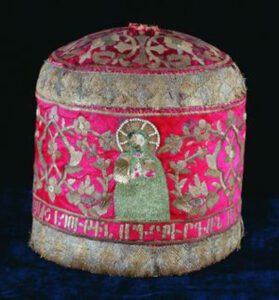 کلاه گلدوزی شده اهدایی به کلیسا در 1651م