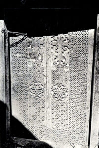 در چوبی کنده کاری شده