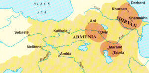 تصویر 1: نقشه فرش های گره بافت در گسنره فرهنگ ارمنی،در از اوایل قرن دهم میلادی بنابر پژوهش سارجنت نشان داده شده است.این ناحیه ها اکنون در جمهوری ارمنستان،جمهوری آذربایجان،ایران و ترکیه قرار دارند و در طول هزار سال تا زمان نژادکشی ارمنیان در قرن بیستم میلادی،یکی از مهم ترین مراکز تولید فرش بودند.