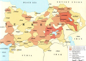 تصویر 3:در مقایسه با تصویر 2،مشاهده می شود که بعد از گذشت دو هزار سال هنوز محدوده فرهنگی و مسکونی ارمنیان تفاوت چندانی نکرده است.چنانکه می بینیم تراکم جمعیت در غرب منطقه های “کاراشیر” ، “عثمان چیک” ، “قیصریه” و “کیلیکیه” به دلیل موج بزرگ مهاجرت هایی پدید آمد که با یورش سلجوق ها به شرق شروع شده بود.بیش از نیمی از جمعیت ارمنی مجبور بودند خانه و ماوای جدید خود را غرب آناتولی از نو بسازند.