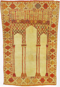 تصویر 35: فرشی در اندازه 115 * 169 سانتی متر،موزه متروپولیتن نیویورک،این نمونه از قدیمی ترین فرش های قوسی است و به خوبی شکل صلیبی کلیسا را که نماد دروازه بهشت است نشان می دهد.