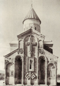 تصویر 40: کلیسای گنبدی صلیب شکل،1030م.سامتاویسی.نمای کلیساهای ارمنی انعکاسی برجسته از ترکیب بندی طرح فرش های قوسی هستند.