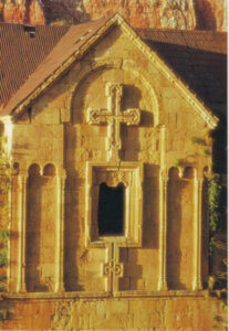 تصویر 42: کلیسای نوراوانک،1339م.طرح دو قوسی چپ و راست قابل توجه است زیرا پایه ها و بخش بالایی قوس ها را در طرح فرش های قوسی نیز می توان دید.