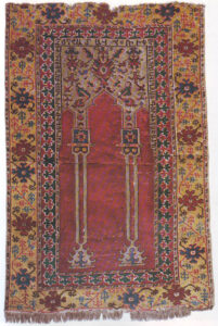 تصویر 43: فرش گورزی با تاریخ 1651م،که پیش از این در یک مجموعه خصوصی اتریش بود.به جز تاریخ ثبت شده بر فرش مسئله گم شدن آن هم بسیار اهمیت دارد زیرا تنها سندی است که نشان می دهد به عنوان پرده پوشش ضریح (مقدس ترین مقدسات) استفاده می شده است.