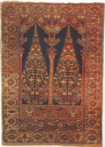 تصویر 44: فرشی ابریشمی در اندازه 120 * 167 سانتی متر،مجموعه خصوصی،در این فرش دو درخت زندگی باشکوه در دو دروازه بهشت قرار گرفته اند.درخت زندگی از درخت یسی و صلیب های گلفامی،که گل های میخک،سرخ و سنبل دارند و نماد مریم باکره هستند تشکیل شده است.