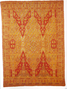 تصویر 45: فرشی در اندازه 257 * 785 سانتی متر،موسسه هنری شیکاگو.نیم لوزی های تشکیل دهنده طرح این فرش روش استفاده قسمتی از نقش را در ترکیب بندی سراسری نشان می دهد.