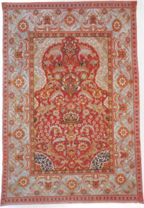 تصویر 48: فرشی در اندازه 117 * 183 سانتی متر،موزه هنرهای کاربردی اتریش فرش از نظر تاریخ تکامل نقش ها،متعلق به سده شانزدهم میلادی است و طرح آن رابطه بسیار نزدیکی با صنعت سرامیک سازی نیکیا ایزنیک امروزی دارد و در واقع هر دو از یک جا الهام گرفته اند.