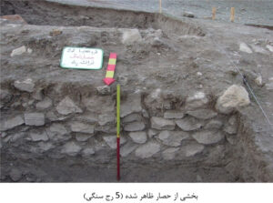 بخشی از حصار ظاهر شده (5 رج سنگی)