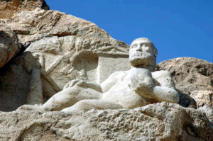 مجسمه هرکول در بیستون،مربوط به دوره اشکانی (قرن دوم ق م)