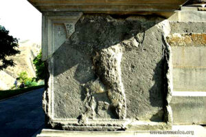 تصویر اطلس در جلوی سکو