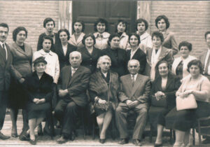 مدیران معاونان و آموزگاران دبستان و راهنمایی اسدی تبریز،1339 1340ش.گوهاریک آدامیان (واهانیان)،مادر روبرت واهانیان؛نفر چهارم ایستاده از سمت چپ