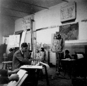 سمبات در حال کشیدن تابلو در نمایشگاه هنری آنجلو فرانسه لندن 1949م