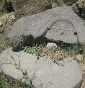 نمونه سنگ قبرهای محوطه کلیسا