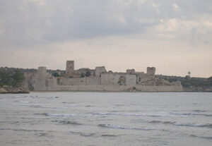 دورنمایی از بقایای قلعه ساحلی شهر کوریکوس