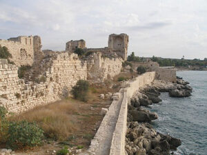 بقایای دیوارهای قلعه ساحلی کوریکوس