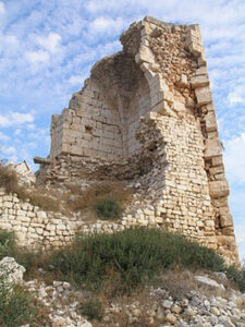 بقایای دیوارها و استحکامات قلعه ساحلی کوریکوس