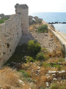 بقایای دیوارها و استحکامات قلعه ساحلی کوریکوس