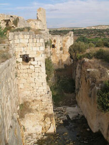 بقایای دیوارها و استحکامات قلعه ساحلی کوریکوس