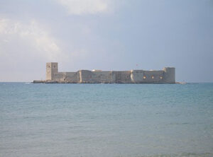 دورنمایی از یکی از قلعه های کوریکوس واقع در دریا