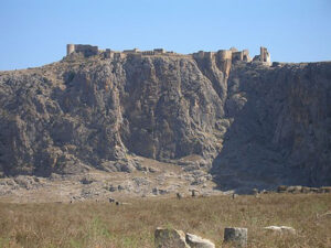 دورنمایی از بقایای قلعه شهر آنازاربا