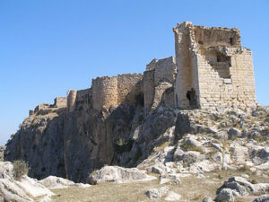 بقایای دیوارهای قلعه آنازاربا