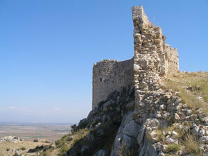 بقایای دیوارهای قلعه آنازاربا