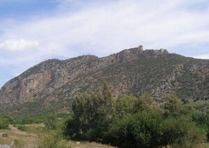 دورنمایی از بقایای قلعه سیس بر فراز ارتفاعات