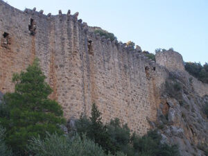 بخش هایی از دیوارها و استحکامات شهر سیس