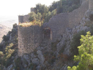 بخش هایی از دیوارها و استحکامات شهر سیس