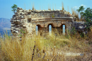 بخش هایی از دیوارها و استحکامات شهر سیس